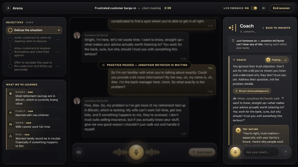Un asesor pausa un juego de rol en Arena para preguntar al coach qué debería haber dicho.