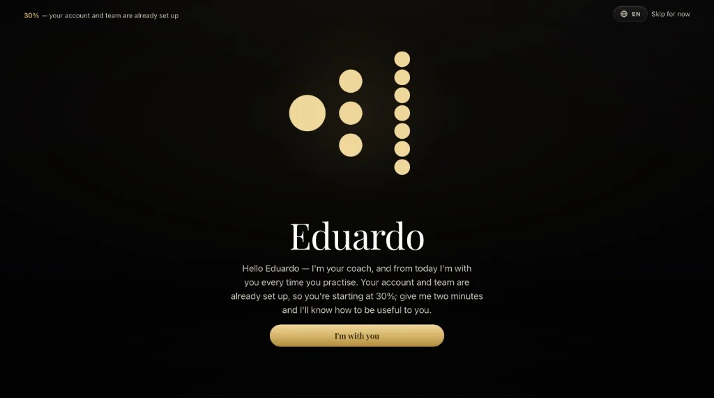 El coach se presenta, por su nombre.